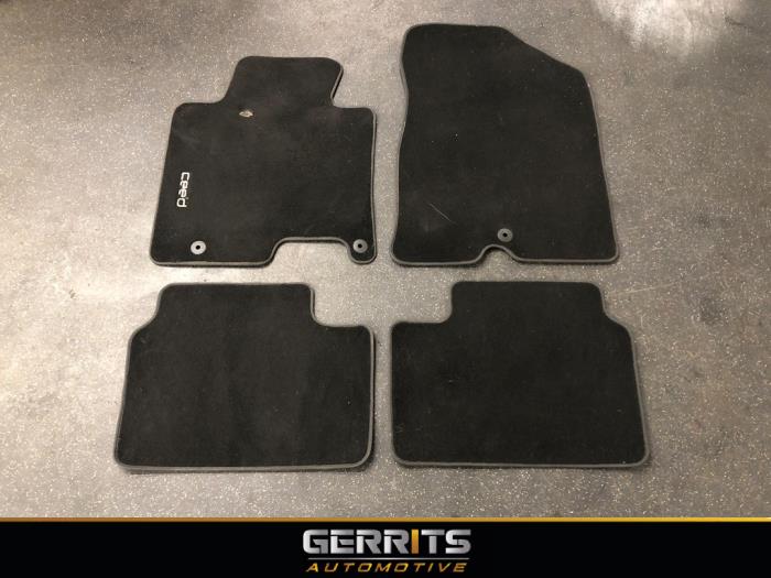 Gebrauchte Matten Set Kia Cee'd Sportswagon (JDC5) 1.6 GDI 16V Preis € 32,98 Margenregelung angeboten von Gerrits Automotive BV