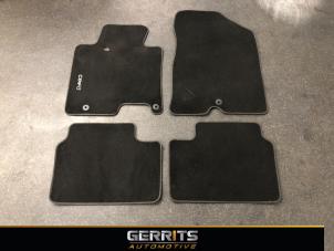 Usagé Kit tapis Kia Cee'd Sportswagon (JDC5) 1.6 GDI 16V Prix € 32,98 Règlement à la marge proposé par Gerrits Automotive
