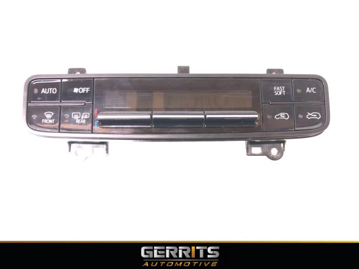 Heater control panel from a Toyota Auris Touring Sports (E18) 1.8 16V Hybrid 2019