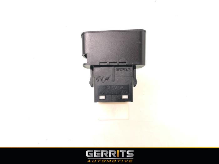 Parking brake switch from a Toyota Auris Touring Sports (E18) 1.8 16V Hybrid 2019