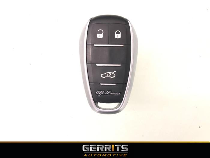 Begagnade Nyckel Alfa Romeo Giulia (952) 2.9 Bi-Turbo V6 24V Quadrifoglio Verde Pris € 109,98 Marginaltabell erbjuds av Gerrits Automotive BV