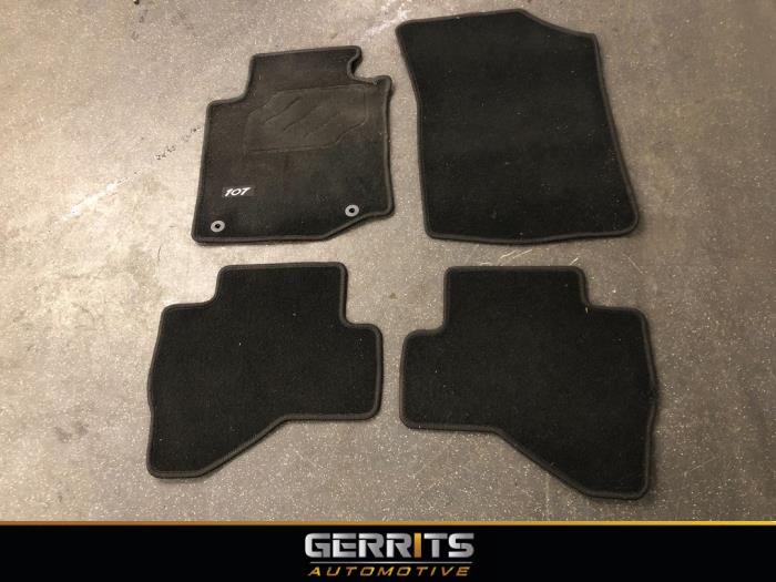 Gebrauchte Matten Set Peugeot 107 1.0 12V Preis € 21,98 Margenregelung angeboten von Gerrits Automotive BV