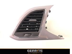 Używane Kratka wentylacyjna deski rozdzielczej Seat Leon (5FB) 1.4 TSI ACT 16V Cena € 21,98 Procedura marży oferowane przez Gerrits Automotive