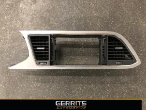 Używane Kratka wentylacyjna deski rozdzielczej Seat Leon (5FB) 1.4 TSI ACT 16V Cena € 82,48 Procedura marży oferowane przez Gerrits Automotive