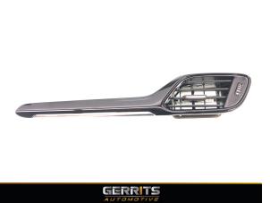 Używane Kratka wentylacyjna deski rozdzielczej Ford Fiesta 7 1.0 EcoBoost 12V 100 Cena € 27,48 Procedura marży oferowane przez Gerrits Automotive