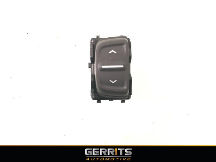 Usados Interruptor de ventanilla eléctrica Dacia Logan MCV II/III/Sandero Wagon 0.9 TCE 12V Precio € 10,98 Norma de margen ofrecido por Gerrits Automotive BV