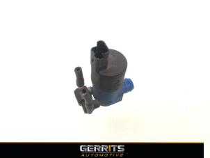 Usados Bomba de limpiaparabrisas delante Renault Captur (2R) 0.9 Energy TCE 12V Precio € 19,99 Norma de margen ofrecido por Gerrits Automotive