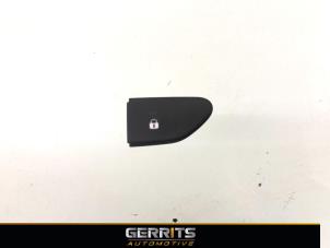 Used Central locking switch Renault Captur (2R) 0.9 Energy TCE 12V Price € 10,98 Margin scheme offered by Gerrits Automotive