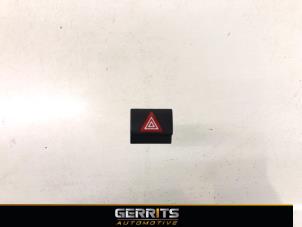 Usagé Bouton de warning Citroen C4 Picasso (3D/3E) 1.6 e-HDi 115 Prix € 21,98 Règlement à la marge proposé par Gerrits Automotive