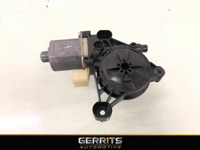 Usados Motor de ventanilla de puerta Volkswagen T-Roc I 1.5 TSI Evo BMT 16V Precio € 27,48 Norma de margen ofrecido por Gerrits Automotive BV