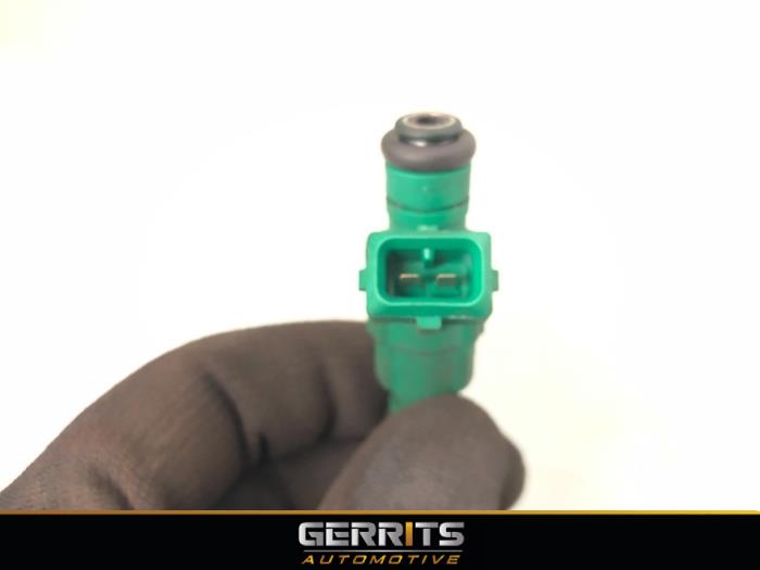 Injector (petrol injection) from a Peugeot 106 II 1.1 XN,XR,XT,Accent 2003