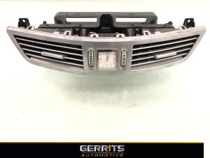 Używane Kratka wentylacyjna deski rozdzielczej Mercedes S (W221) 3.5 S-400 24V BlueHybrid Cena € 54,98 Procedura marży oferowane przez Gerrits Automotive