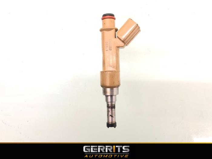 Injector (petrol injection) from a Toyota Auris (E18) 1.8 16V Hybrid 2013