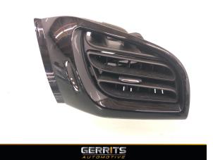 Używane Kratka wentylacyjna deski rozdzielczej Citroen DS3 (SA) 1.2 12V PureTech 82 Cena € 19,99 Procedura marży oferowane przez Gerrits Automotive