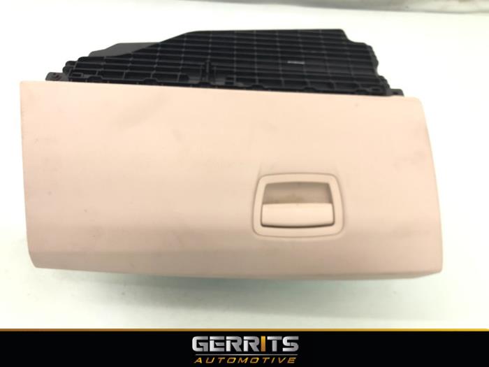 Begagnade Handskfack BMW 5 serie (F10) 520d 16V Pris € 82,48 Marginaltabell erbjuds av Gerrits Automotive BV