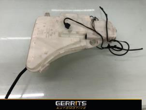 Usagé Réservoir lave-glace avant BMW 5 serie (F10) 520d 16V Prix € 82,48 Règlement à la marge proposé par Gerrits Automotive BV