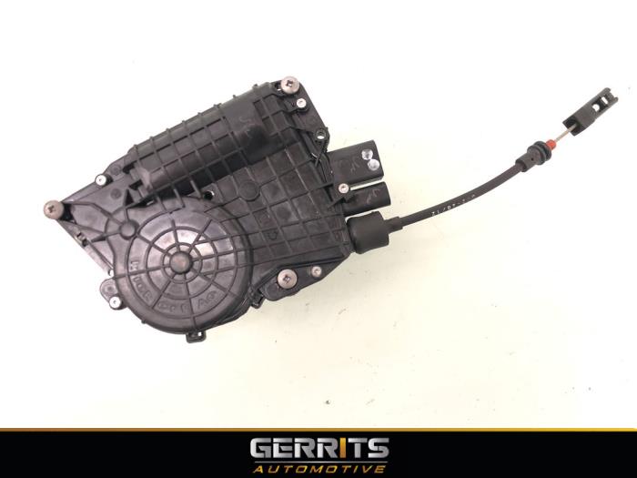 Central locking motor from a BMW 5 serie (F10) 520d 16V 2013