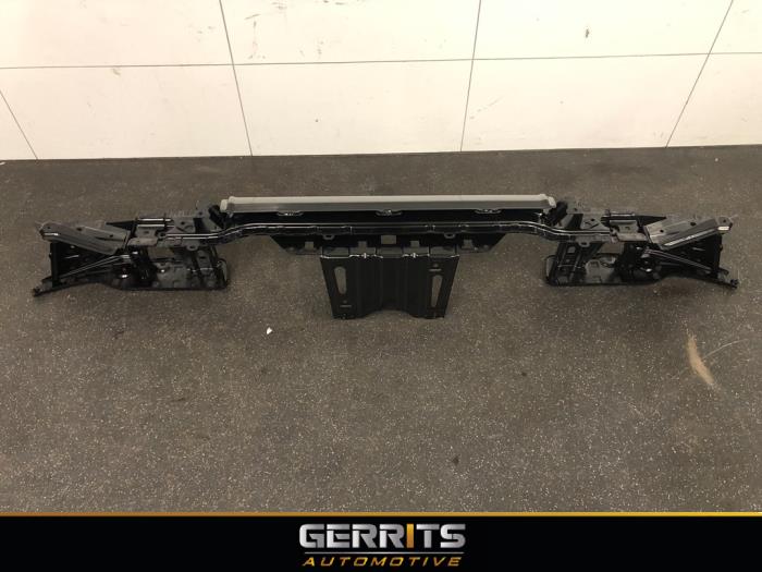 Rear bumper frame from a Toyota Hilux VI 2.4 D 16V 4WD 2016