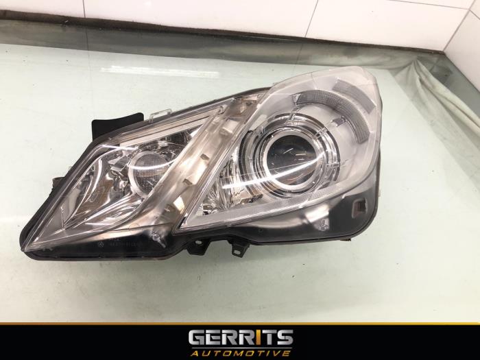 Używane Reflektor lewy Mercedes E (C207) E-200 CGI 16V BlueEfficiency Cena € 649,99 Procedura marży oferowane przez Gerrits Automotive BV
