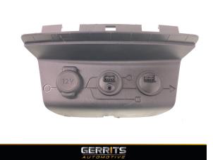 Używane Zlacze AUX/USB Peugeot 208 I (CA/CC/CK/CL) 1.0 Vti 12V PureTech Cena € 39,99 Procedura marży oferowane przez Gerrits Automotive