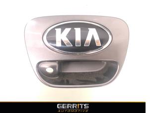 Usados Manija del portón trasero Kia Picanto (JA) 1.0 T-GDI 12V Precio € 49,99 Norma de margen ofrecido por Gerrits Automotive