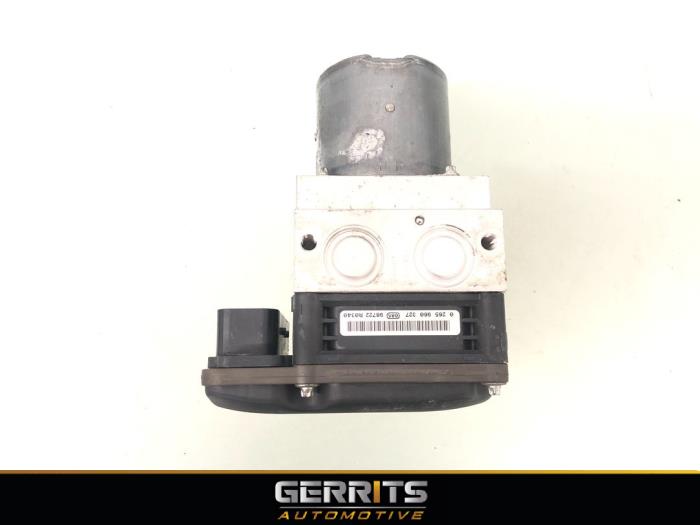 ABS pump from a BMW 5 serie (E60) 520i 16V 2009
