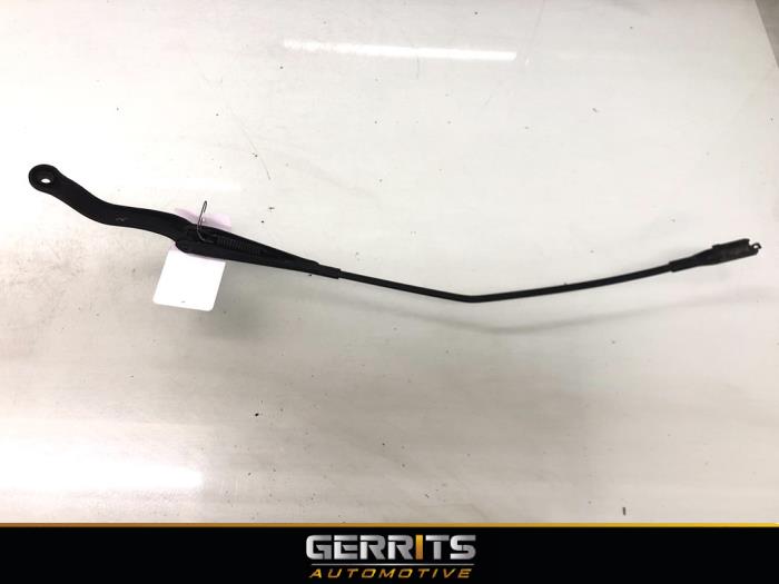 Front wiper arm from a Opel Corsa D 1.2 16V 2009