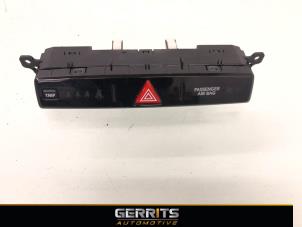 Usados Interruptor de luz de pánico Hyundai i20 1.2i 16V Precio € 24,99 Norma de margen ofrecido por Gerrits Automotive