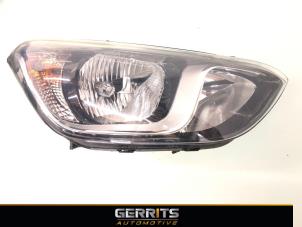 Używane Reflektor prawy Hyundai i20 1.2i 16V Cena € 149,99 Procedura marży oferowane przez Gerrits Automotive