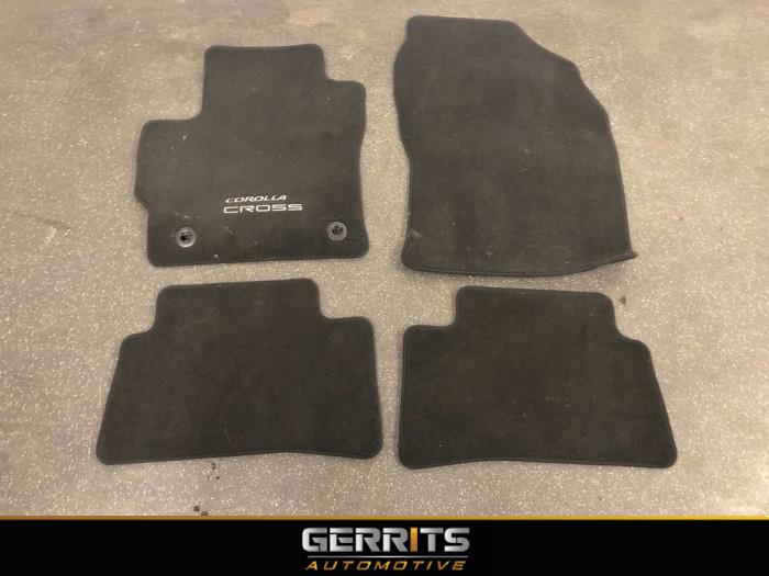 Set of mats from a Toyota Corolla Cross 2.0 VVT-i 16V Hybrid 2022