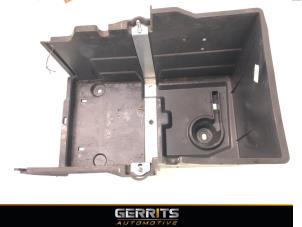 Używane Pojemnik na akumulator Ford Kuga II (DM2) 1.5 EcoBoost 16V 120 Cena € 19,99 Procedura marży oferowane przez Gerrits Automotive