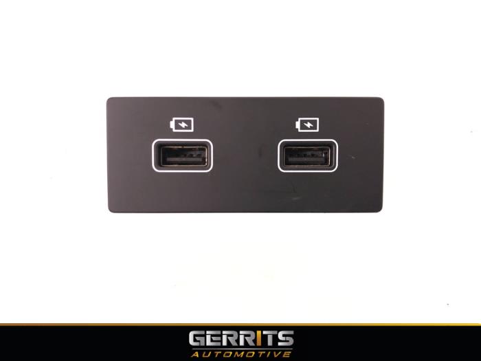 AUX / USB-Anschluss van een Renault Megane IV Estate (RFBK) 1.3 TCE 160 16V 2021