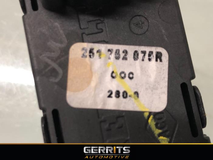 Interruptor de freno de mano de un Renault Megane IV Estate (RFBK) 1.3 TCE 160 16V 2021