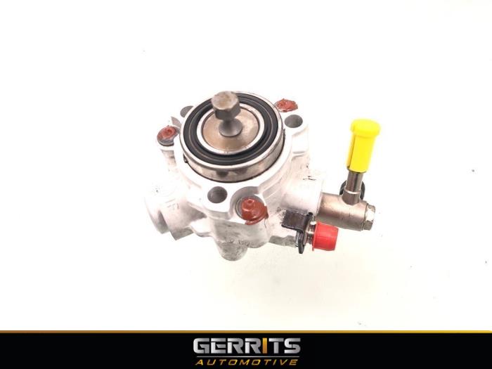 Mechanical fuel pump from a Opel Vectra C 2.2 DIG 16V 2006