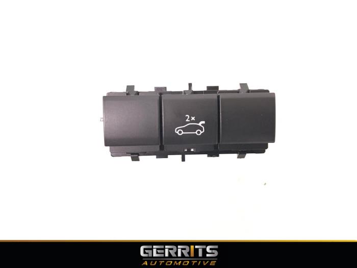 Tailgate switch from a Peugeot 5008 II (M4/MC/MJ/MR) 1.6 THP 16V 2017