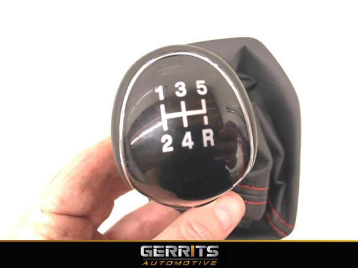 Gear stick cover from a Ford Fiesta 6 (JA8) 1.0 EcoBoost 12V Sport 2015