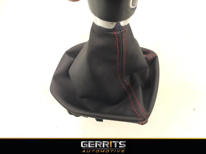 Gear stick cover from a Ford Fiesta 6 (JA8) 1.0 EcoBoost 12V Sport 2015