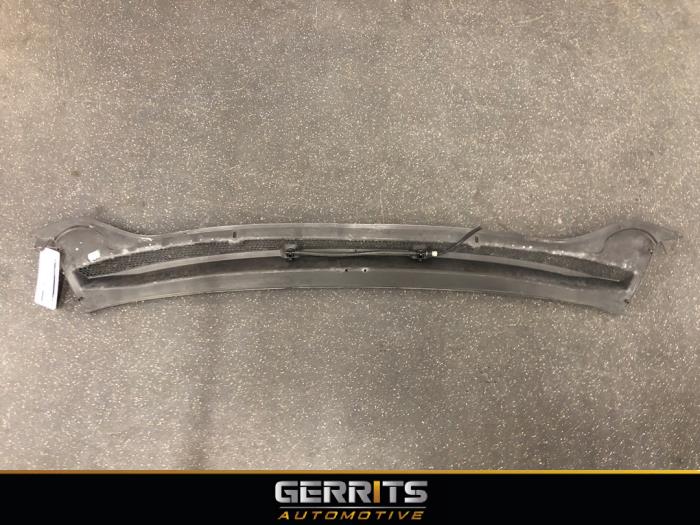 Cowl top grille from a Opel Astra J (PC6/PD6/PE6/PF6) 1.4 Turbo 16V 2011