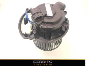 Usados Motor de ventilador de calefactor Renault Megane IV Estate (RFBK) 1.0 TCE Precio € 69,99 Norma de margen ofrecido por Gerrits Automotive