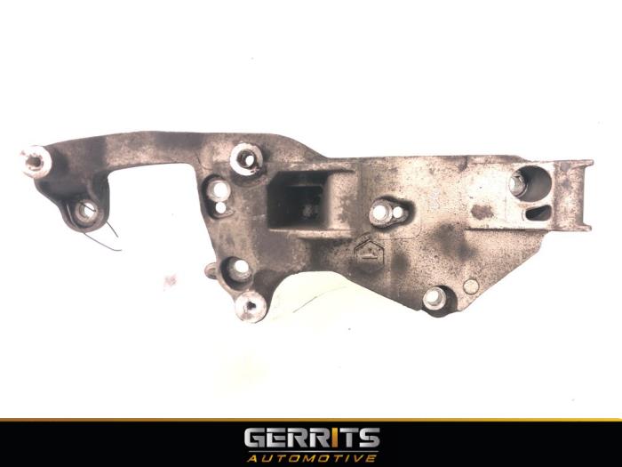 Usagé Support dynamo haut Opel Grandland (X) 1.2 Turbo 12V Prix € 34,99 Règlement à la marge proposé par Gerrits Automotive BV