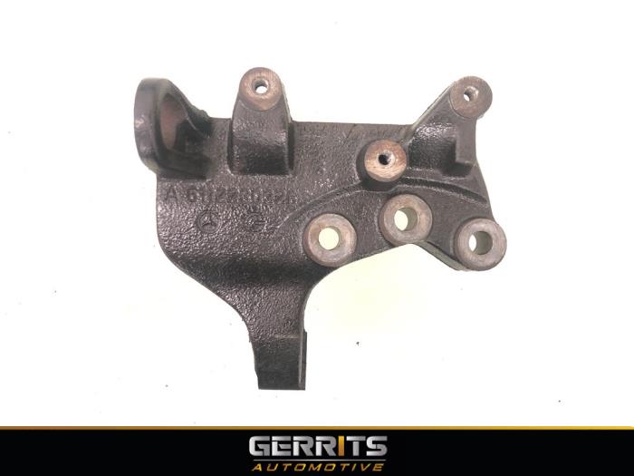 Engine mount from a Mercedes-Benz Vito (638.1/2) 2.2 CDI 108 16V 2000