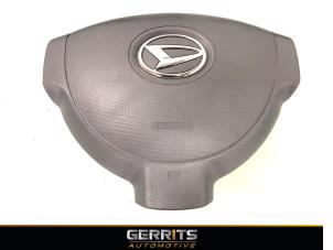Używane Poduszka powietrzna lewa (kierownica) Daihatsu Sirion 2 (M3) 1.3 16V DVVT Cena € 49,99 Procedura marży oferowane przez Gerrits Automotive