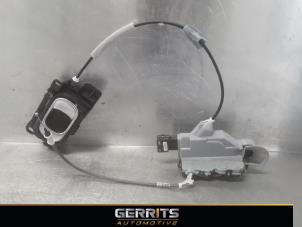 Używane Mechanizm blokady drzwi lewych przednich wersja 4-drzwiowa Citroen C3 (SX/SW) 1.2 12V e-THP PureTech 110 Cena € 74,99 Procedura marży oferowane przez Gerrits Automotive