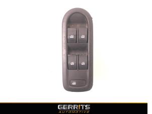 Usados Interruptor de ventanilla eléctrica Renault Scénic II (JM) 1.6 16V Precio € 34,99 Norma de margen ofrecido por Gerrits Automotive