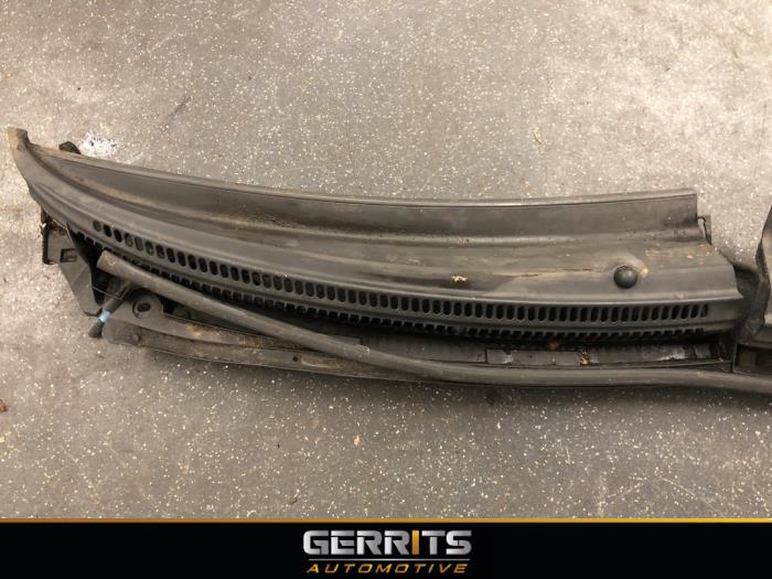 Cowl top grille from a Toyota Aygo (B10) 1.0 12V VVT-i 2006