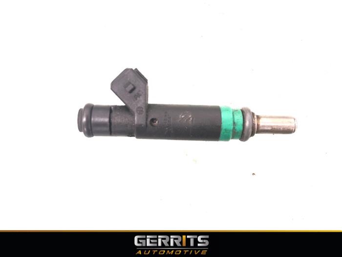 Injector (petrol injection) from a BMW 5 serie (E60) 550i 32V 2007