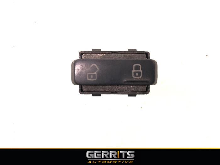 Central locking switch from a Volkswagen Transporter T5 2.0 TDI DRF 2013