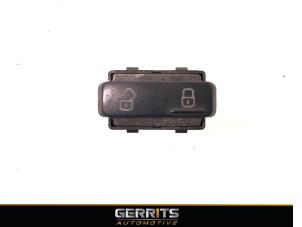 Used Central locking switch Volkswagen Transporter T5 2.0 TDI DRF Price € 24,19 Inclusive VAT offered by Gerrits Automotive