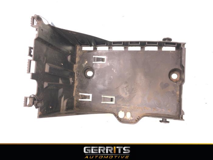 Begagnade Batterilåda Peugeot 308 (4A/C) 1.6 VTI 16V Pris € 19,99 Marginaltabell erbjuds av Gerrits Automotive BV
