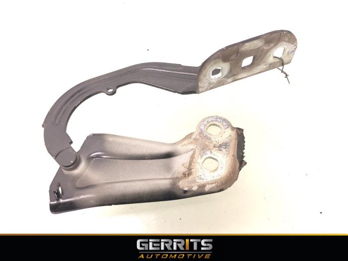 Bonnet Hinge from a Ford Focus 3 1.0 Ti-VCT EcoBoost 12V 125 2015